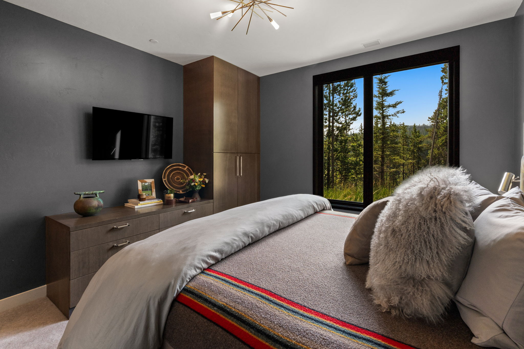 Guest Bedroom 2 w. En-Suite