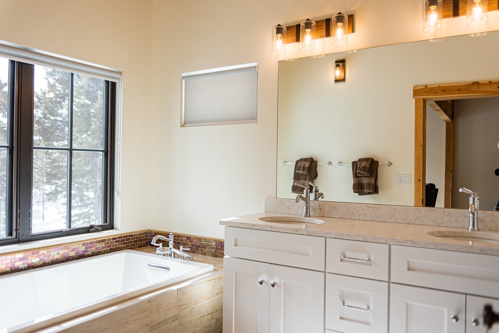 Primary en Suite with Soaking Tub and Dual Vanity