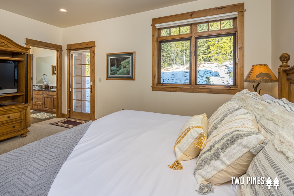 Guest Bedroom with King Bed and En Suite Bathroom