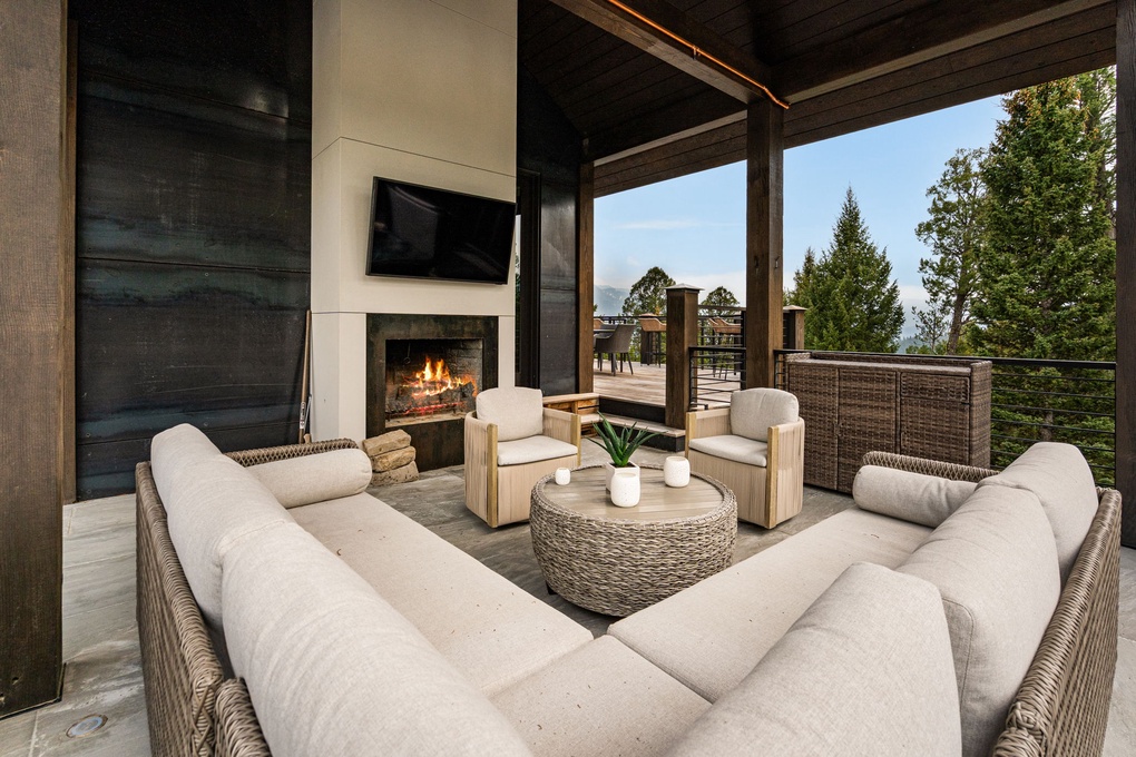 Private Outdoor Entertainment Space