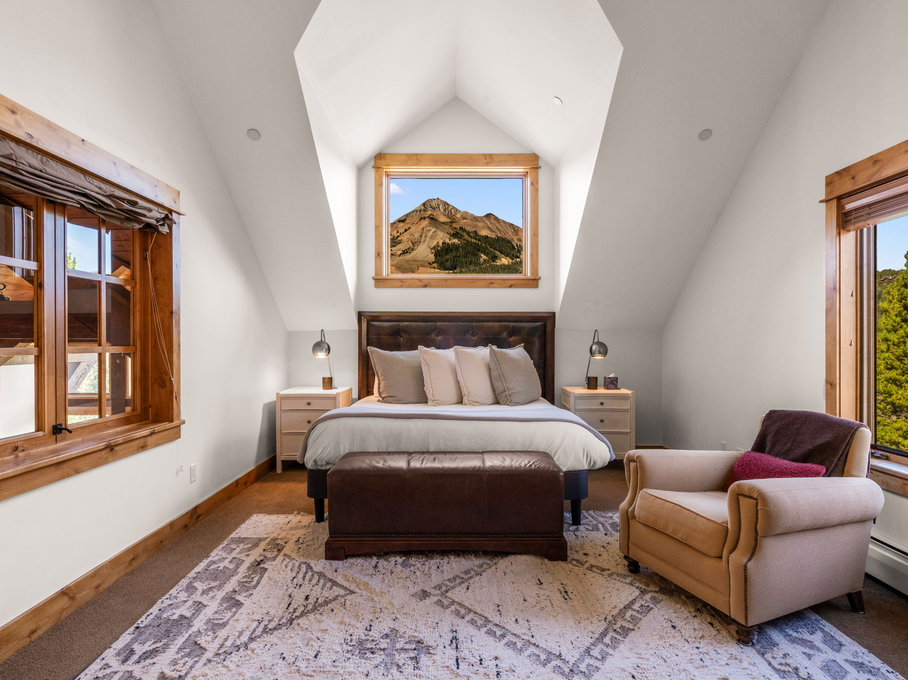 Upstairs Guest Bedroom w. En-Suite