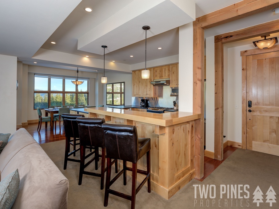 Kitchen Bar with Seating for 4