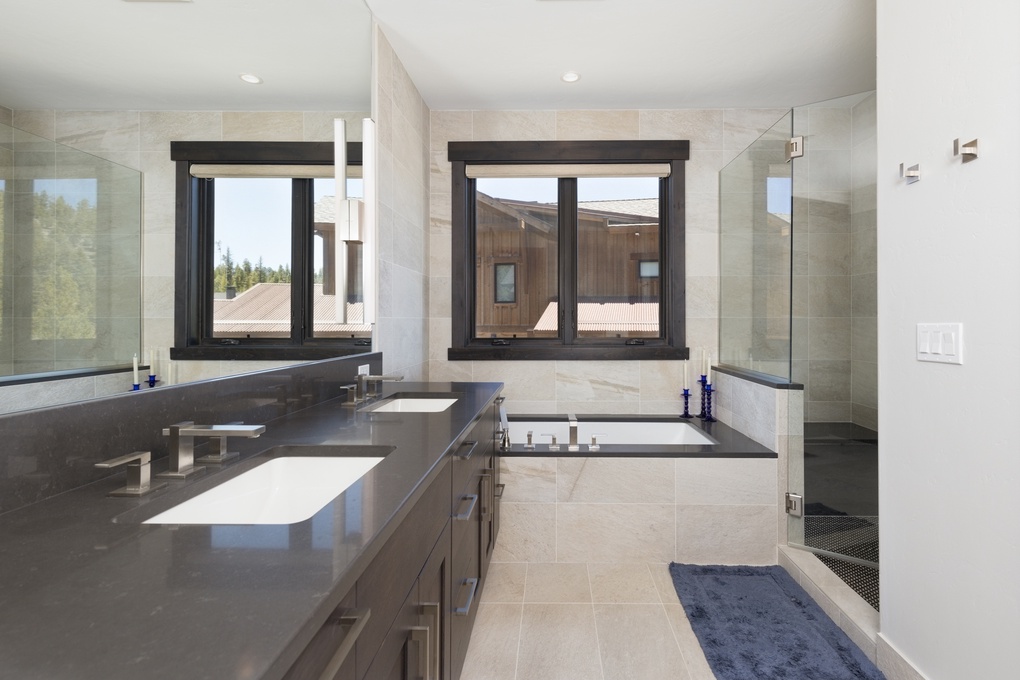 Primary Bedroom En-Suite Full Bath w. Soaking Tub and Walk-in Shower