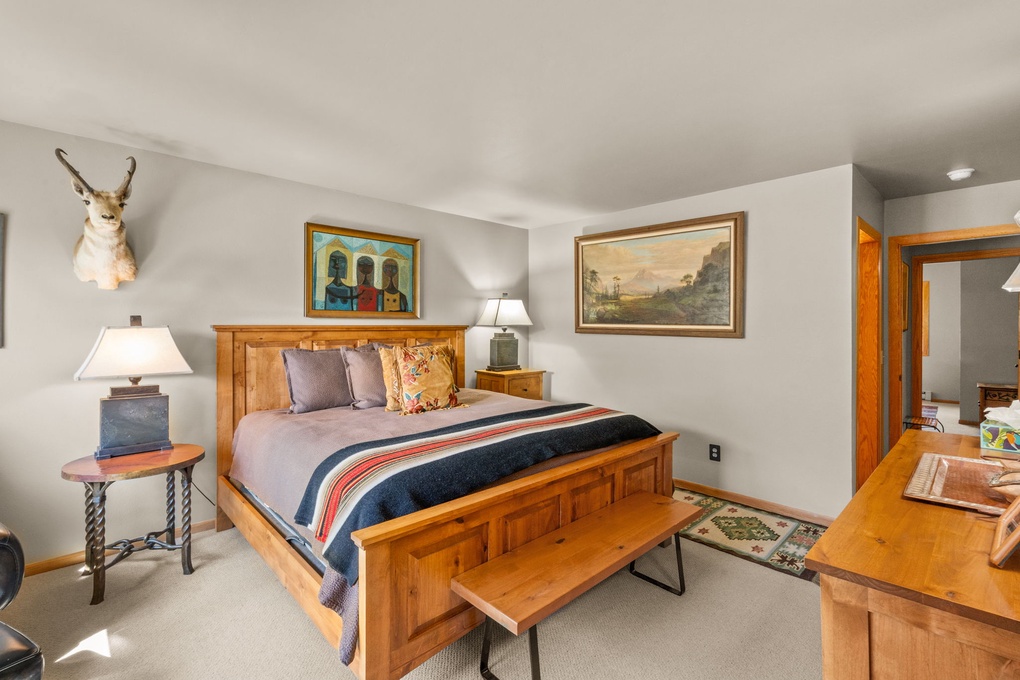 Primary Bedroom w. En-Suite Full Bathroom