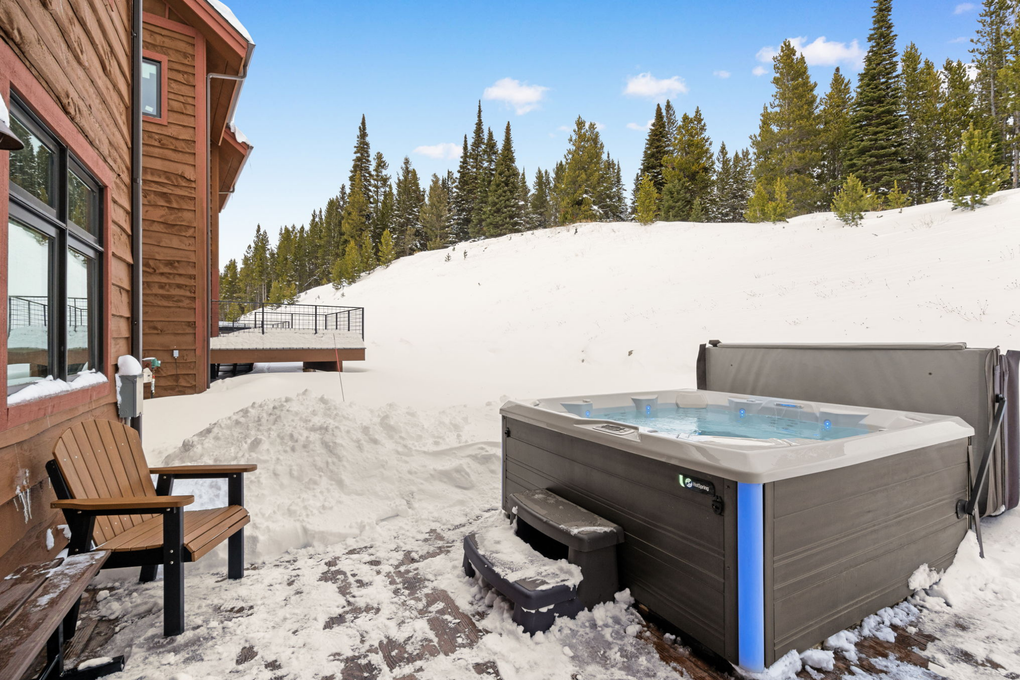 Private Hot Tub with Privacy Wall