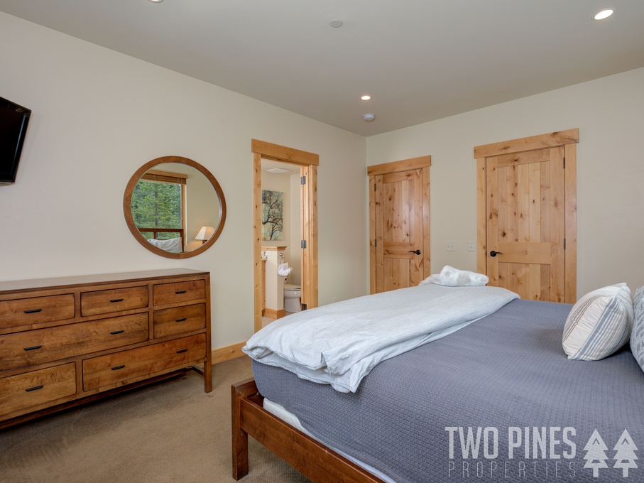 Guest Room with King Bed and En Suite