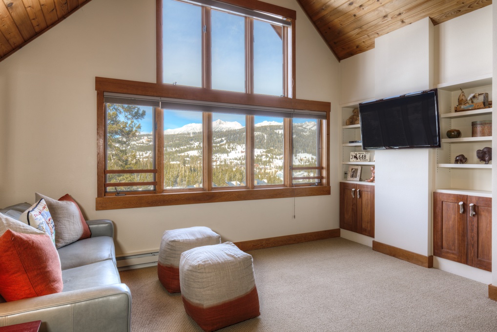 Open Space with Flatscreen TV, Xbox One, and Mountain Views