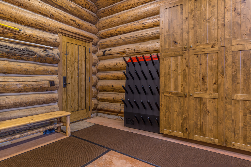 2 Car Heated Garage, Boot Warmer and Direct Ski Access