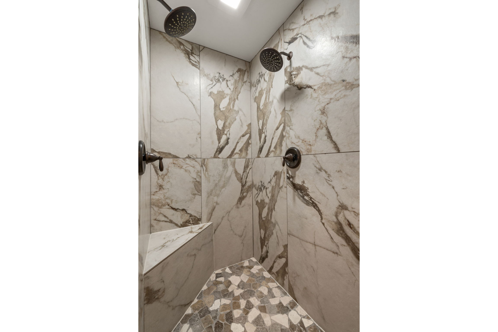 Primary Bedrooms En-Suite Full Bath w. Walk-in Shower and Tub