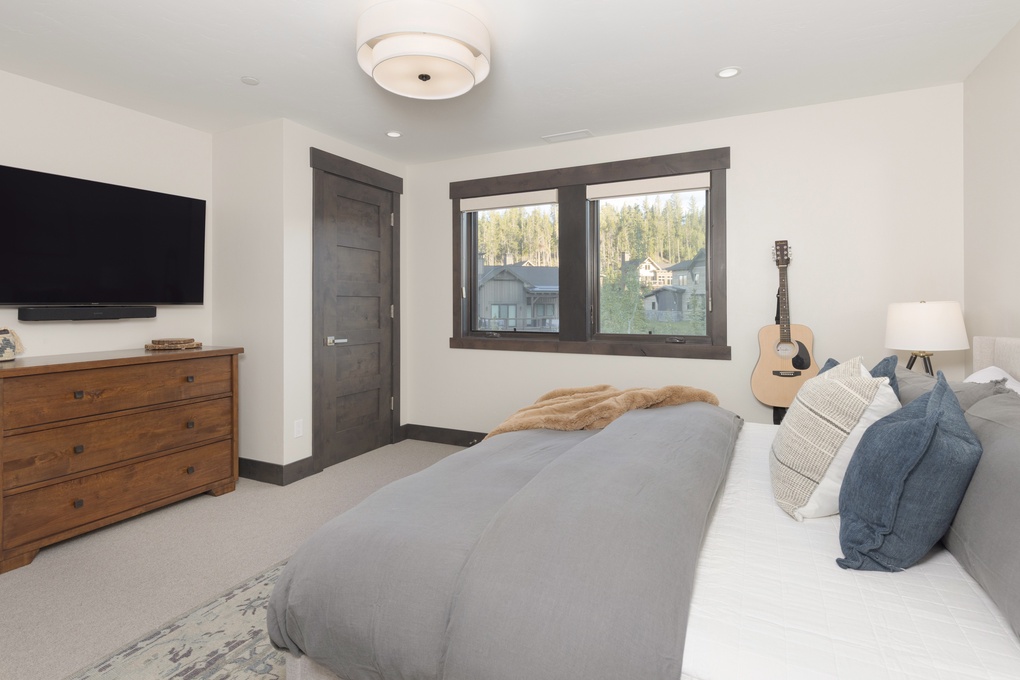 Upstairs Guest Bedroom 1 w. En-Suite