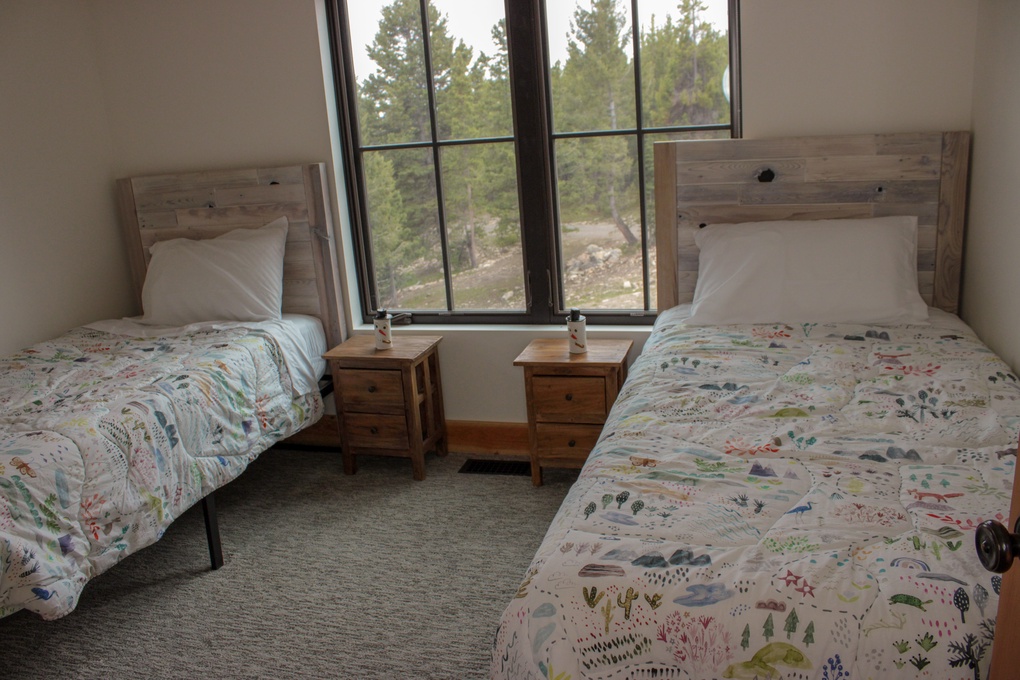 Guest Bedroom with 2 Twin Beds