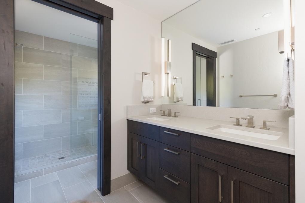 Upstairs Hallway Full Bath