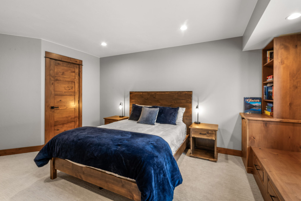 Guest Bedroom 2 with Queen Bed (third floor)