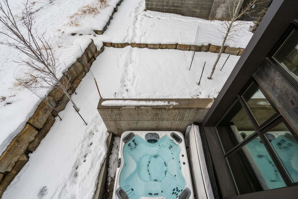 Hot Tub with Privacy Wall