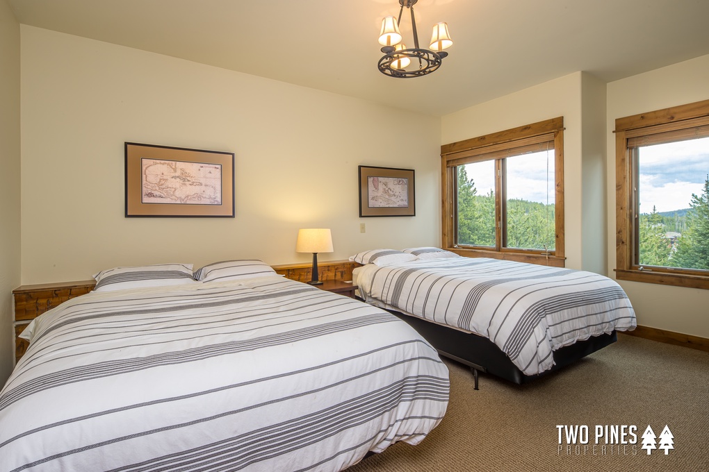 Guest Bedroom 2 Two Queen-sized Beds with Shared En Suite Bathroom