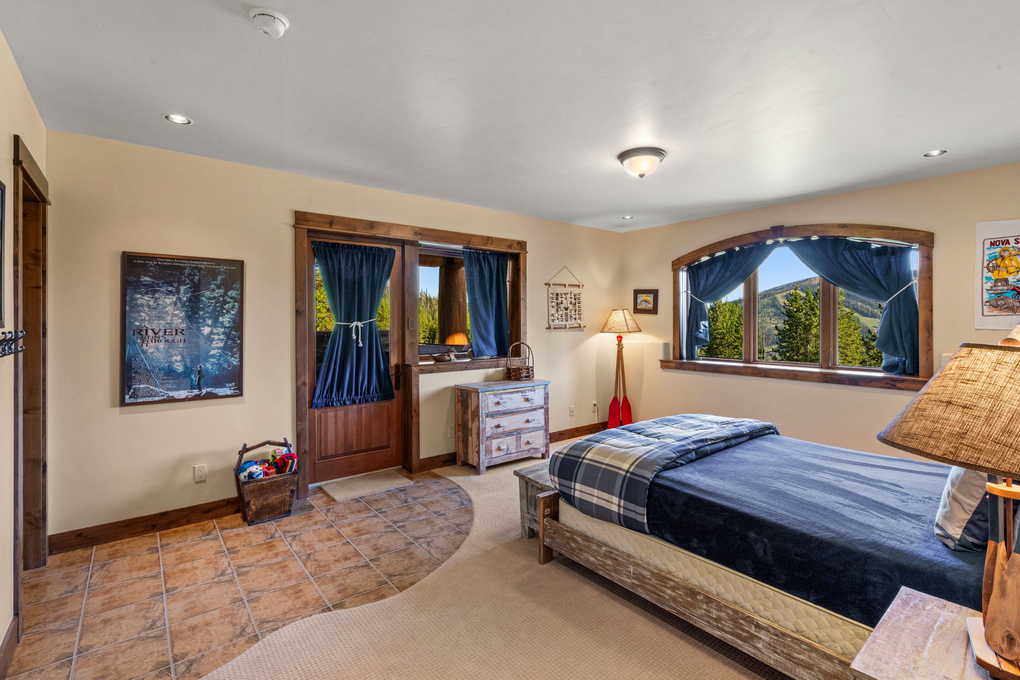 Downstairs Left Nautical Room w. En-Suite and Hot Tub Access