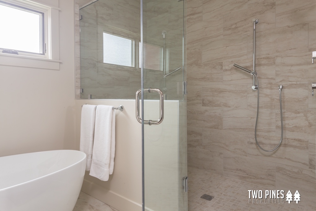 Primary En Suite with Soaking Tub & Walk-In Shower