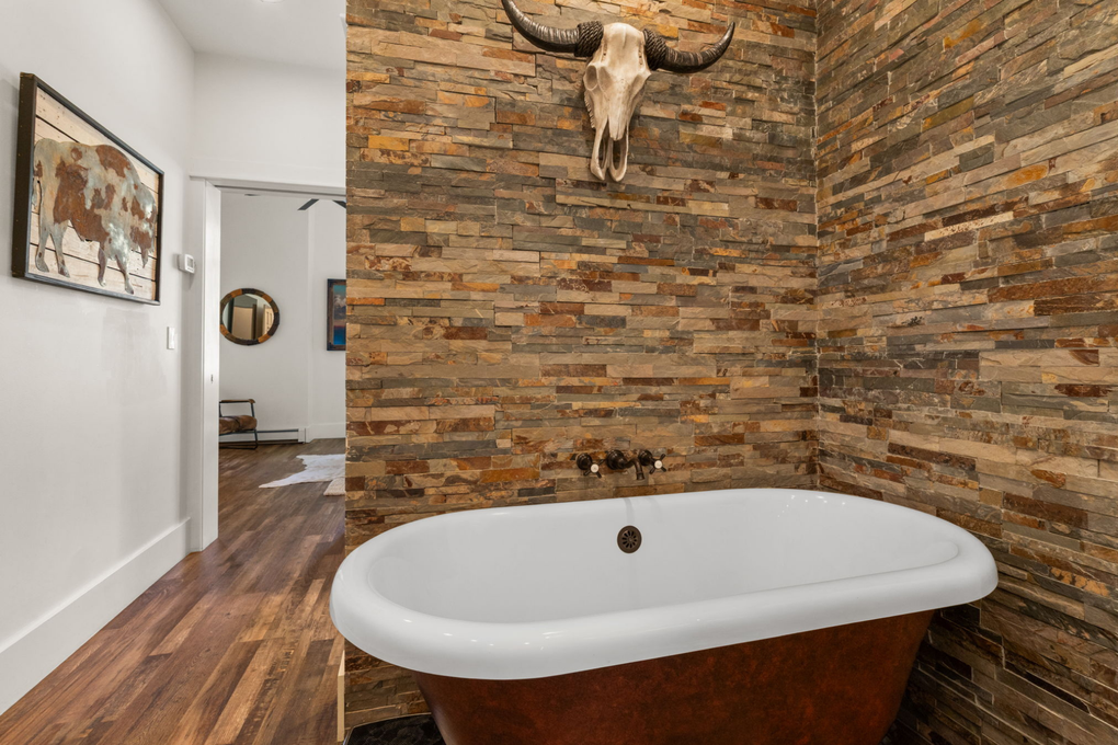 Primary Bedrooms En-Suite Full Bath Soaking Tub