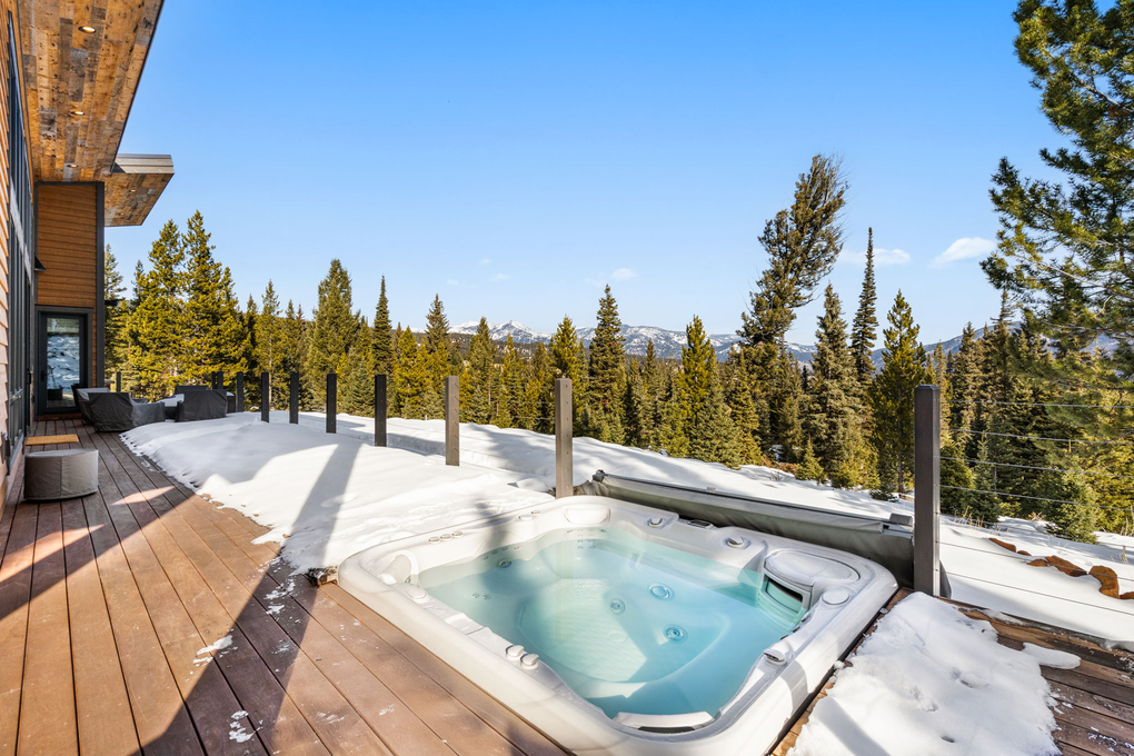 Private Outdoor Entertainment Space (main floor from living room/dining room)