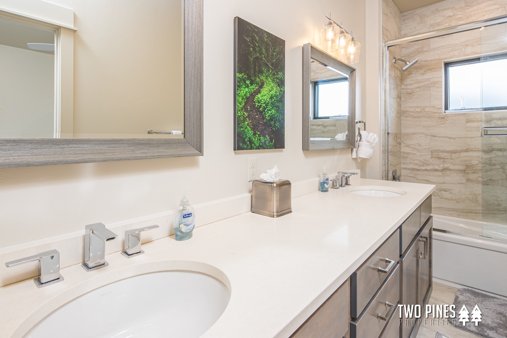 Guest En Suite with Tub/Shower Combo