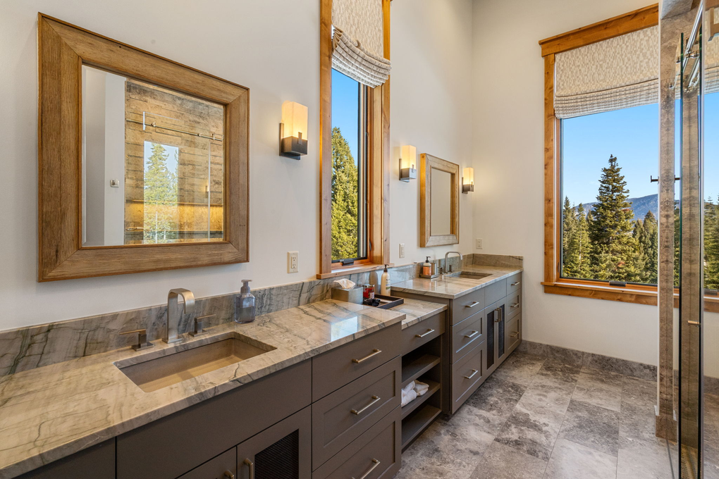 Primary Bedroom Full Bath En-Suite (main floor)