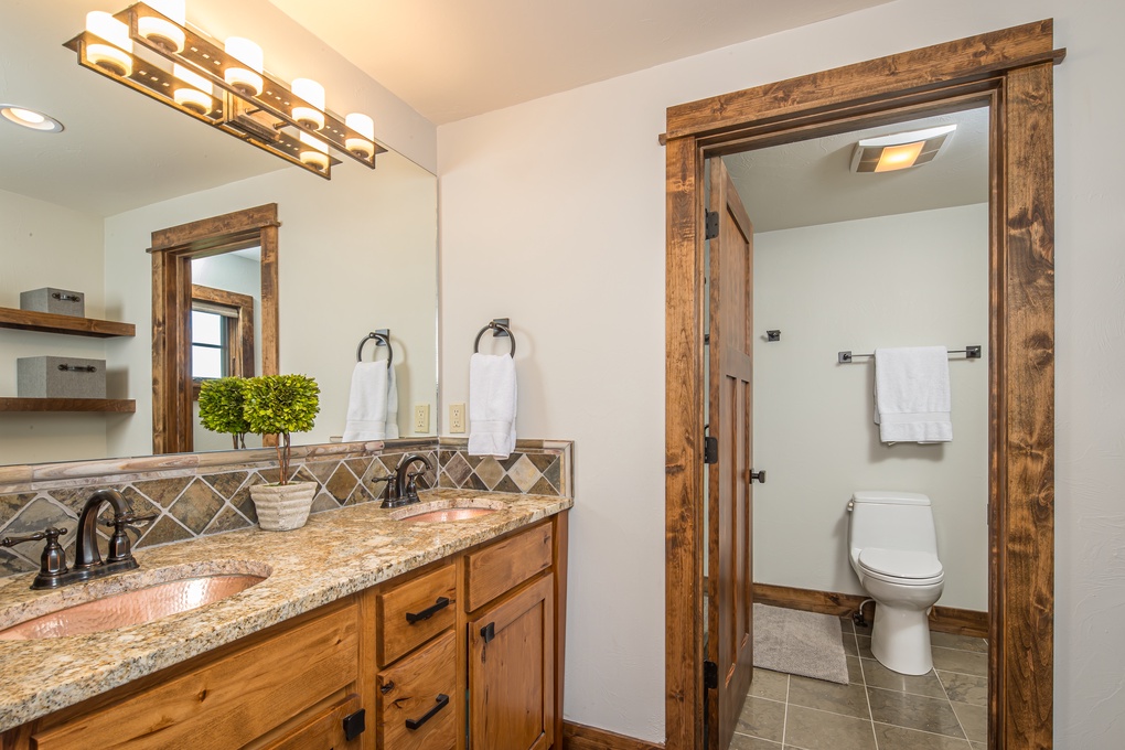 Primary Bedroom En-Suite Full Bathroom