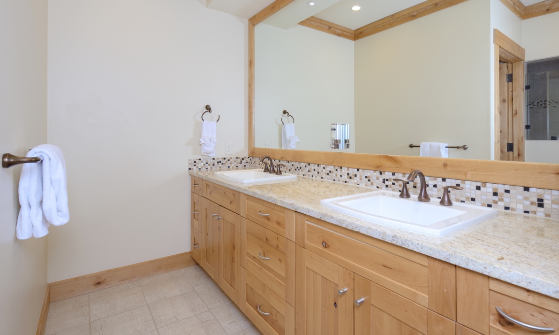 Shared Guest Bathroom