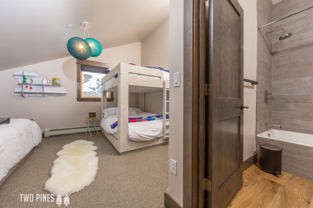 Upstairs Bunk Room: Full/Full Bunk Bed, Twin Daybed & Twin Trundle Bed