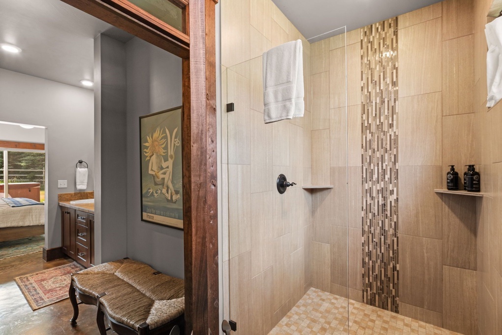 Primary Bedroom En-Suite Full Bath w. Walk-in Shower