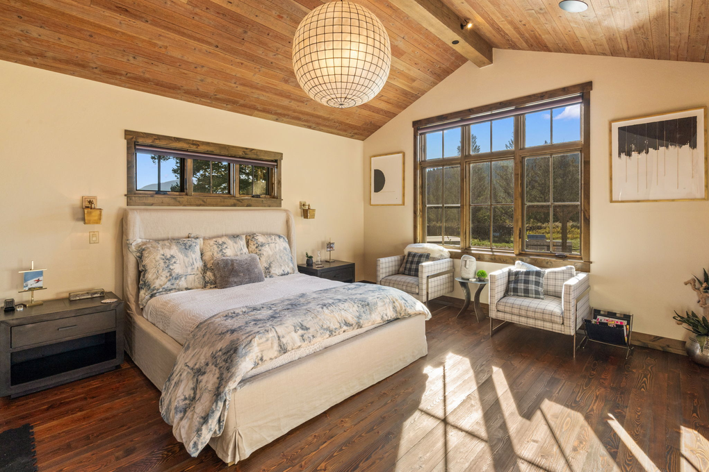 Primary Bedroom w. En-Suite