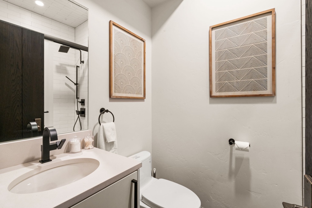 Den Full Bath w. Tub/Shower Combo