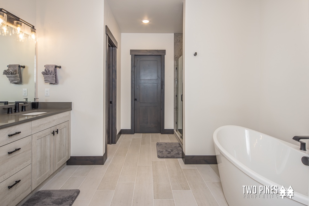 Primary En Suite Bathroom with Dual Vanity, Walk-In Shower and Soaking Tub