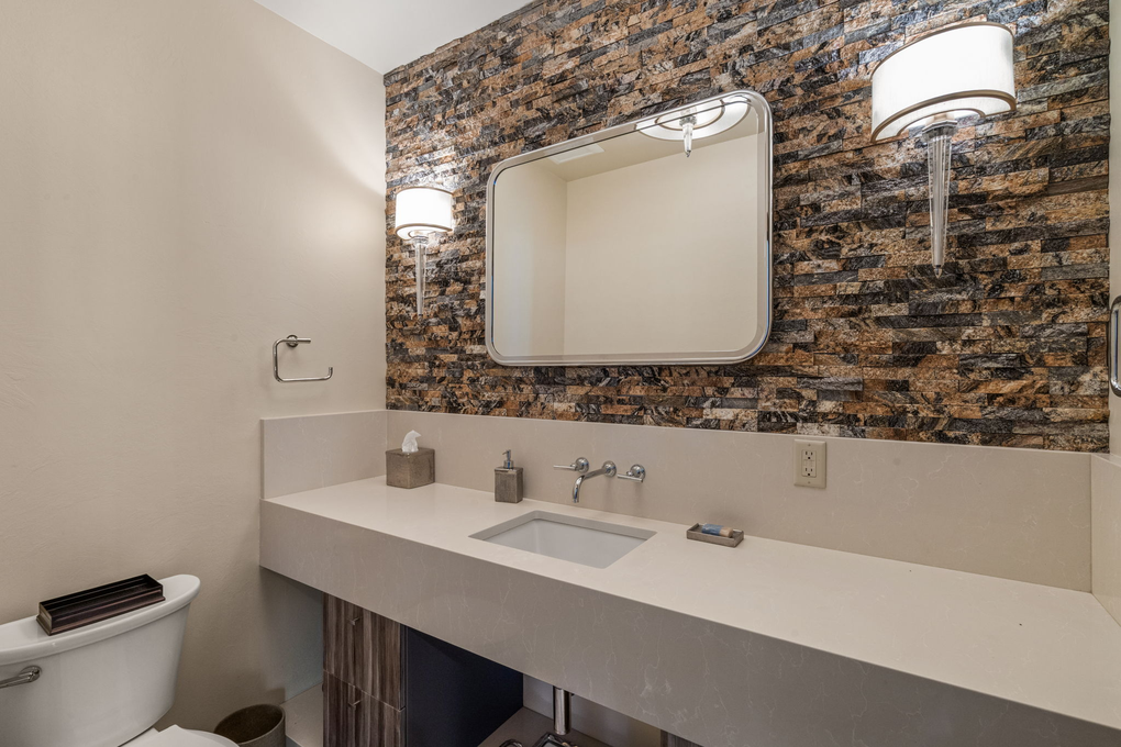 Junior Primary Suite En-Suite w. Walk-in Shower