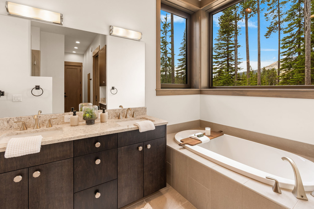 Downstairs Left Guest Room En-Suite Full Bathroom