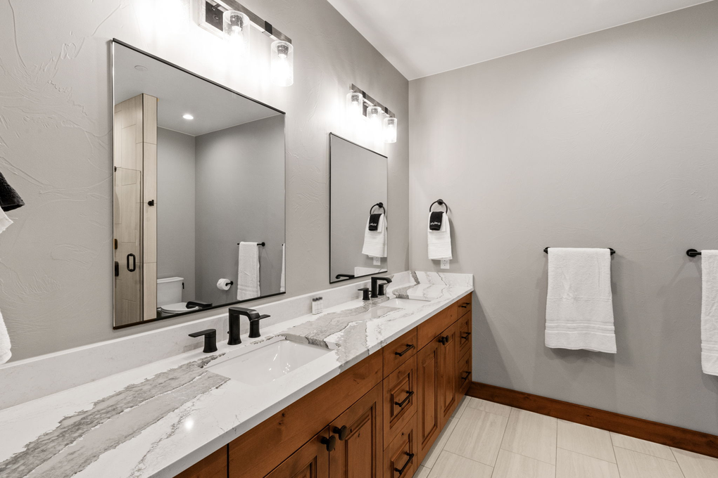 Primary Bedroom En-Suite Full Bath w/ Walk-in Shower (second floor)