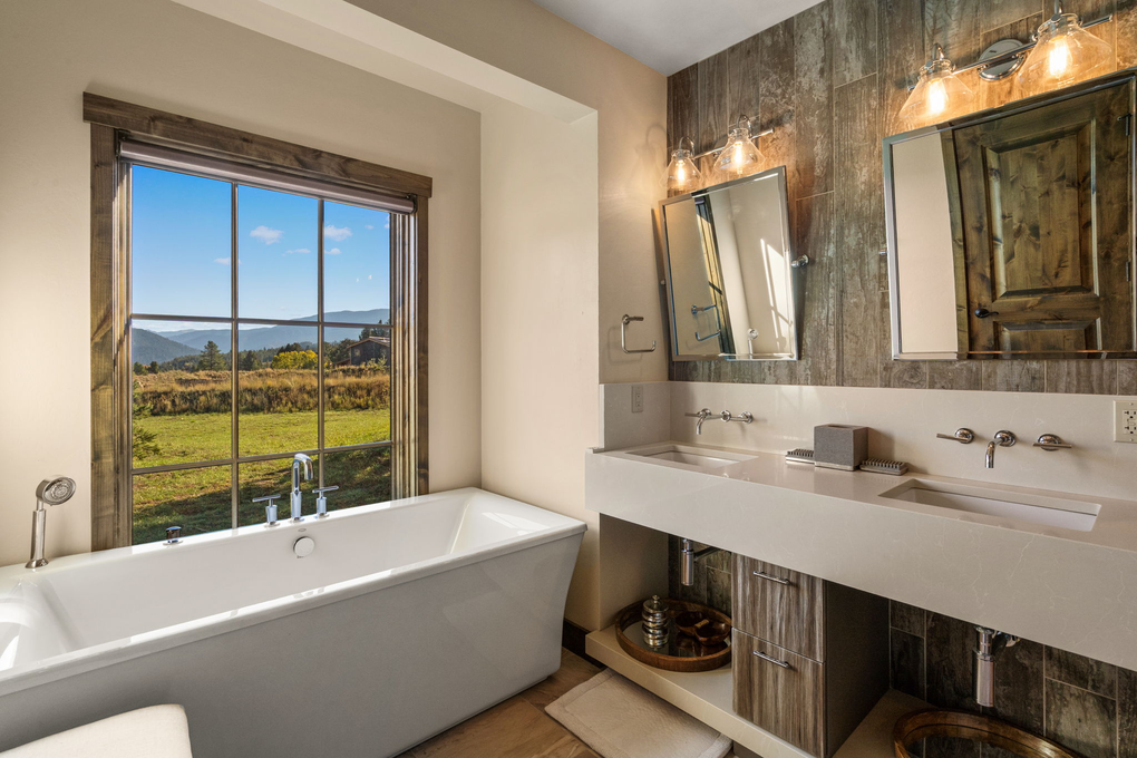 Primary Bedroom En-Suite Full Bath