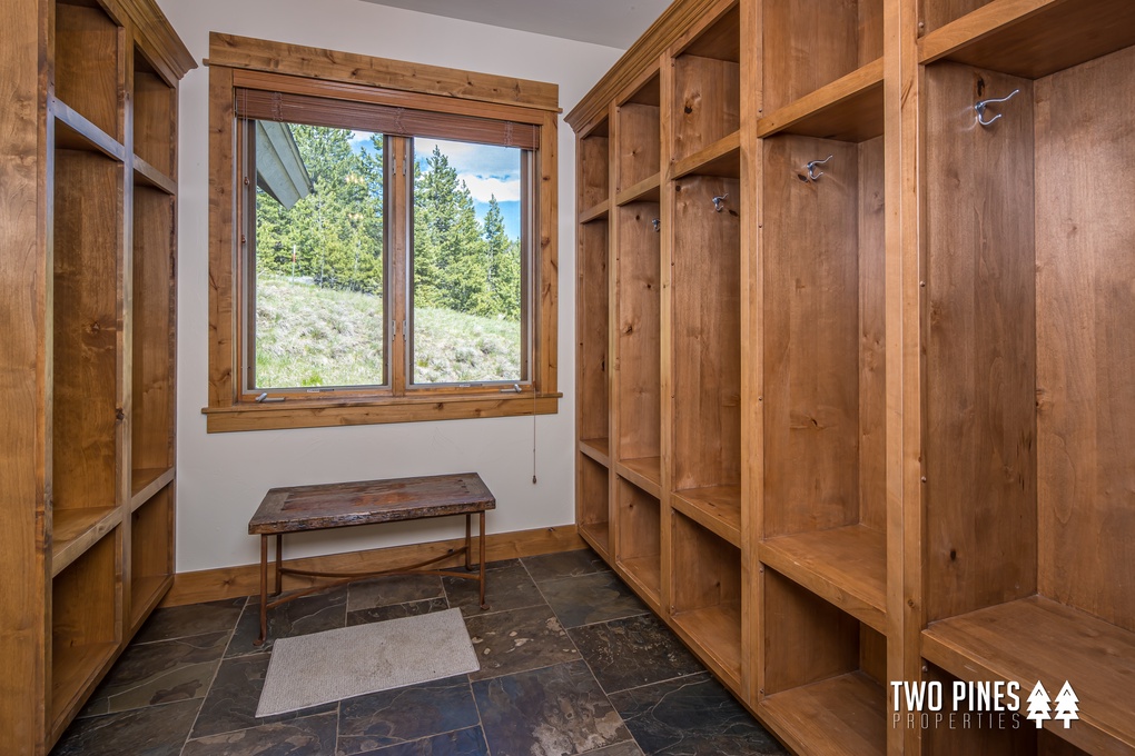 7  Ski Lockers