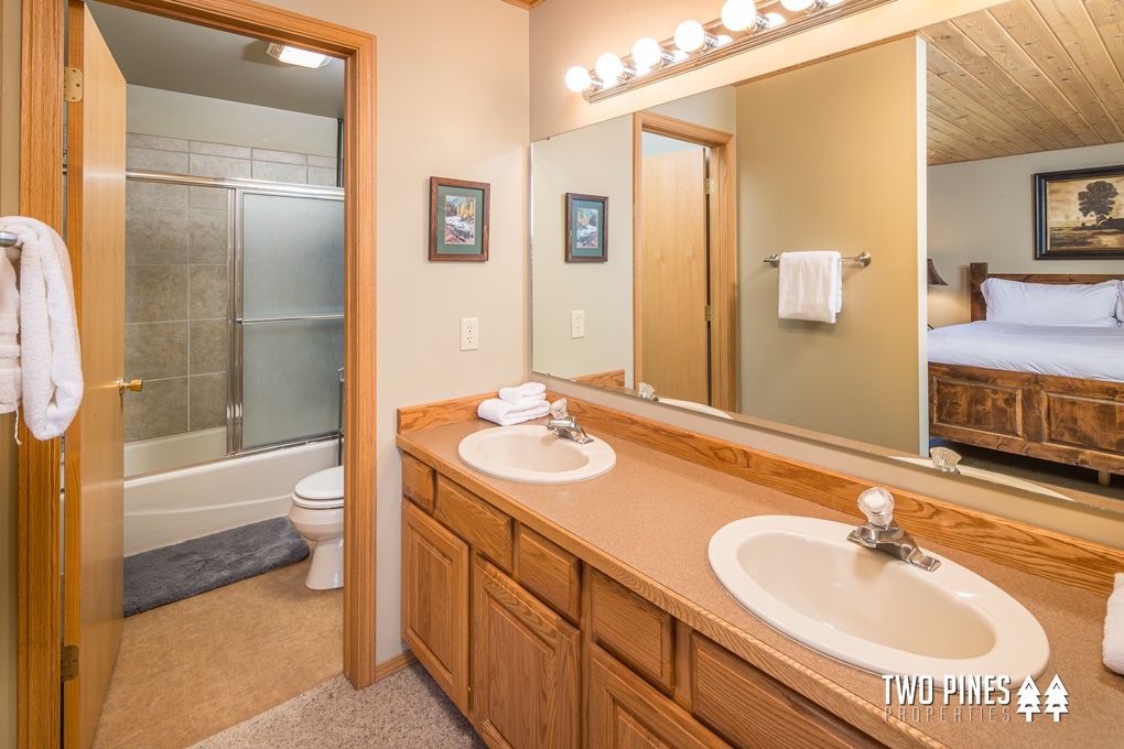 Guest En suite bathroom with tub shower combo