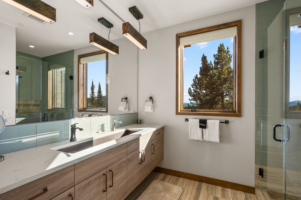 Jr. Primary Bedroom En-Suite w. Walk-in Shower