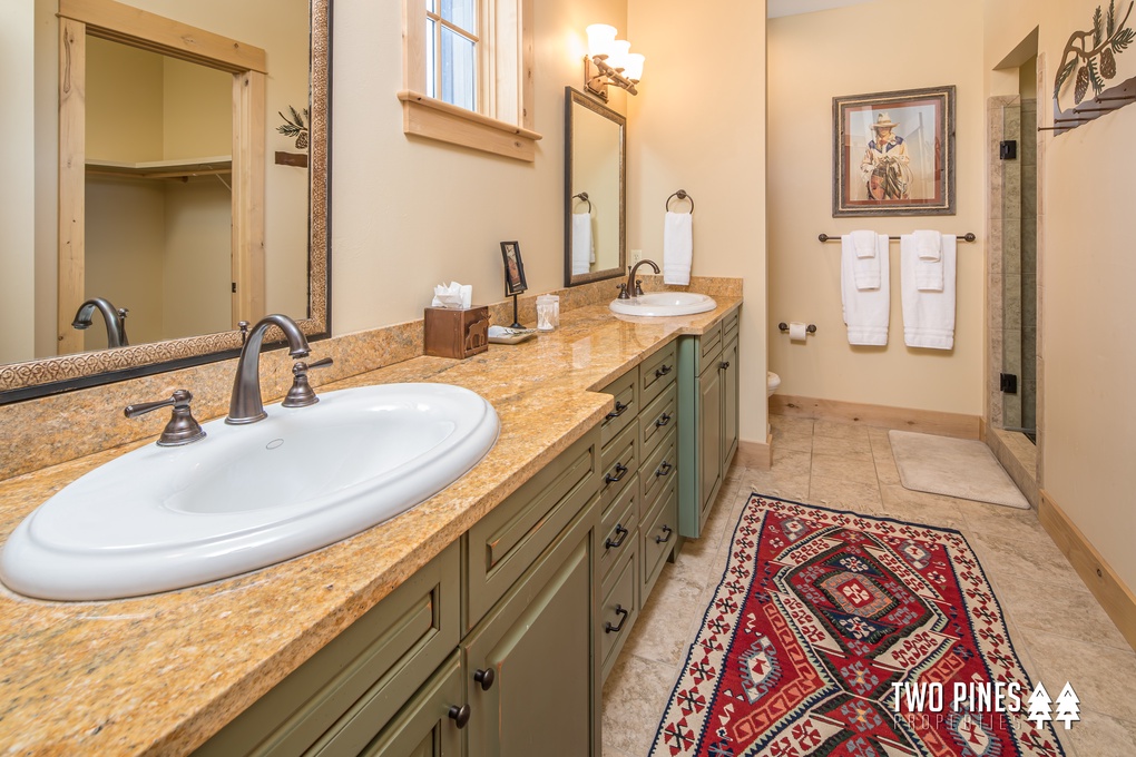 Luxurious Dual Vanity Sinks