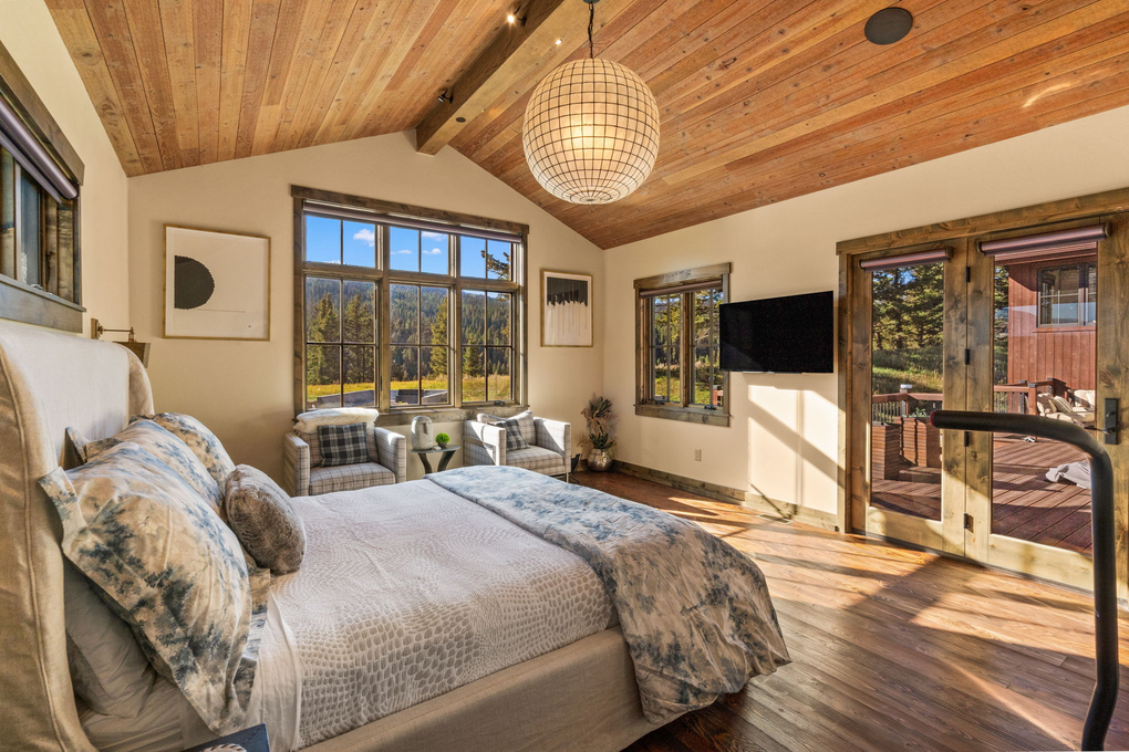 Primary Bedroom w. En-Suite