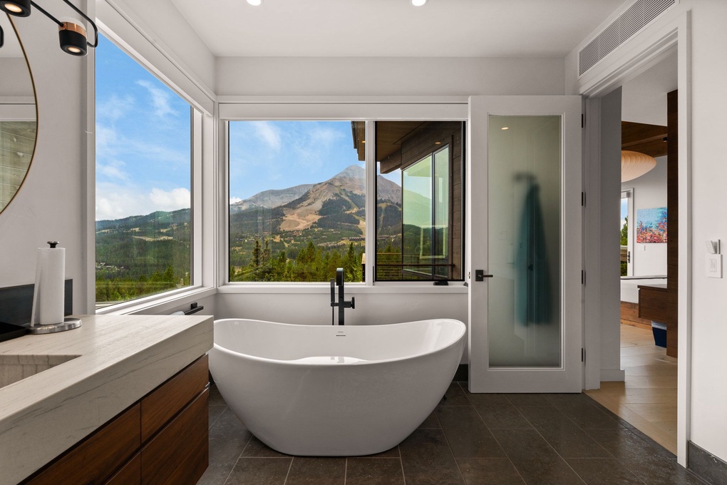 Primary Bedroom En-Suite Soaking Tub
