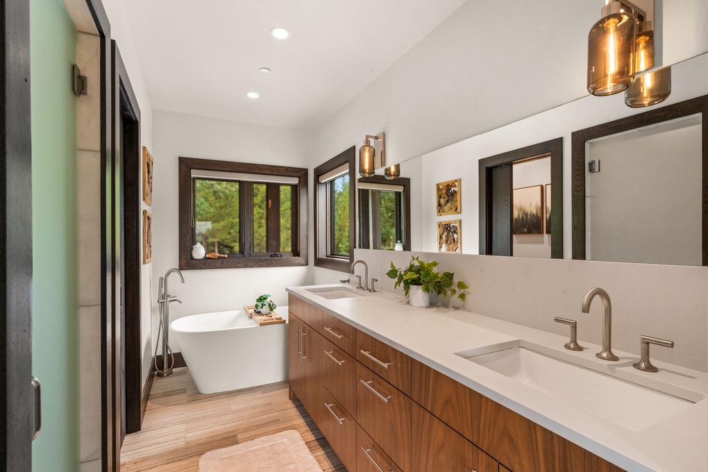 Primary Bedroom En-Suite Full Bath