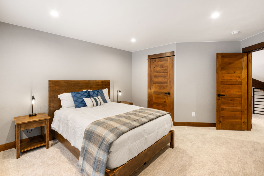 Guest Bedroom 3 with Queen Bed (third floor)