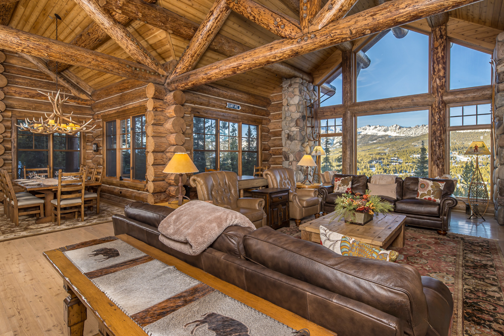 Spacious Living Room w. Views