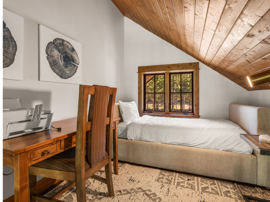 Upstairs Office Space w. Trundle Daybed