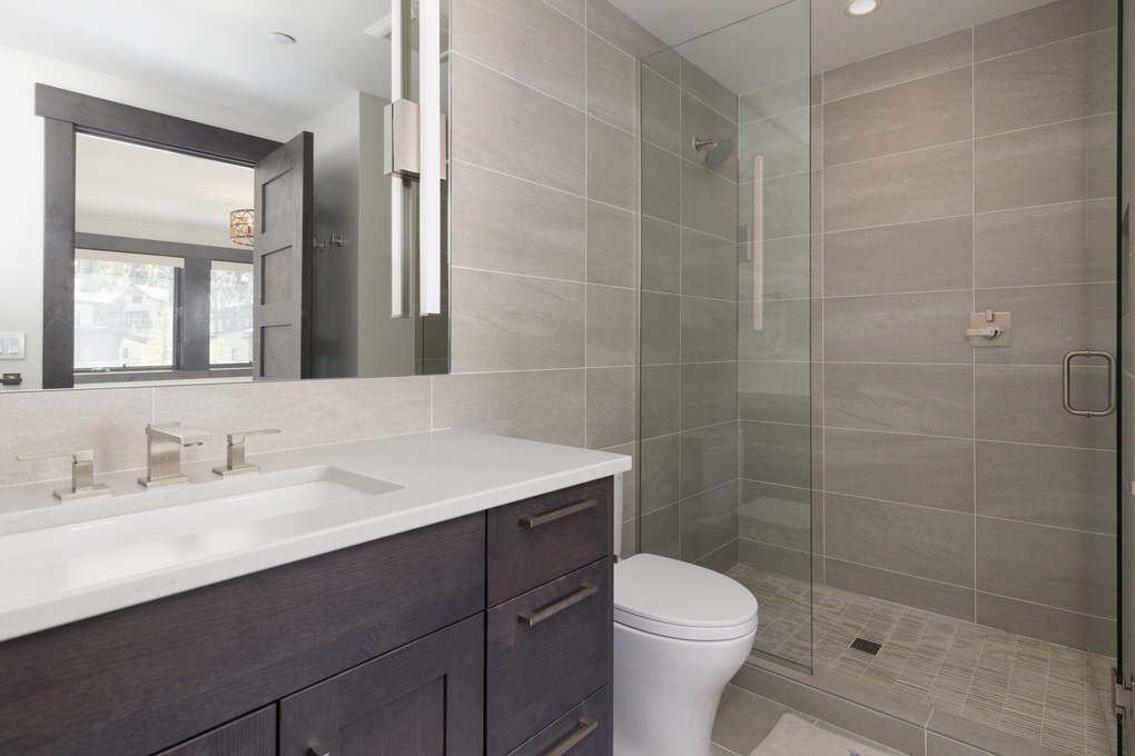 Upstairs Guest Bedroom 1 En-Suite w. Walk-in Shower