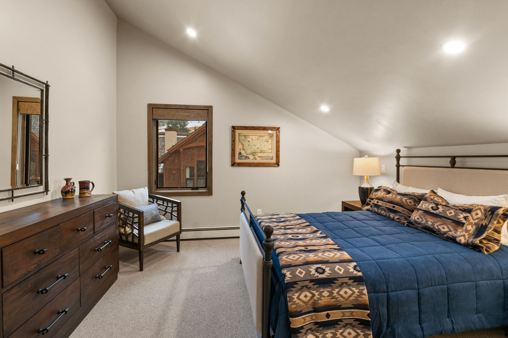 Guest Bedroom 1 with Queen Bed and En-Suite Full Bath (third floor)