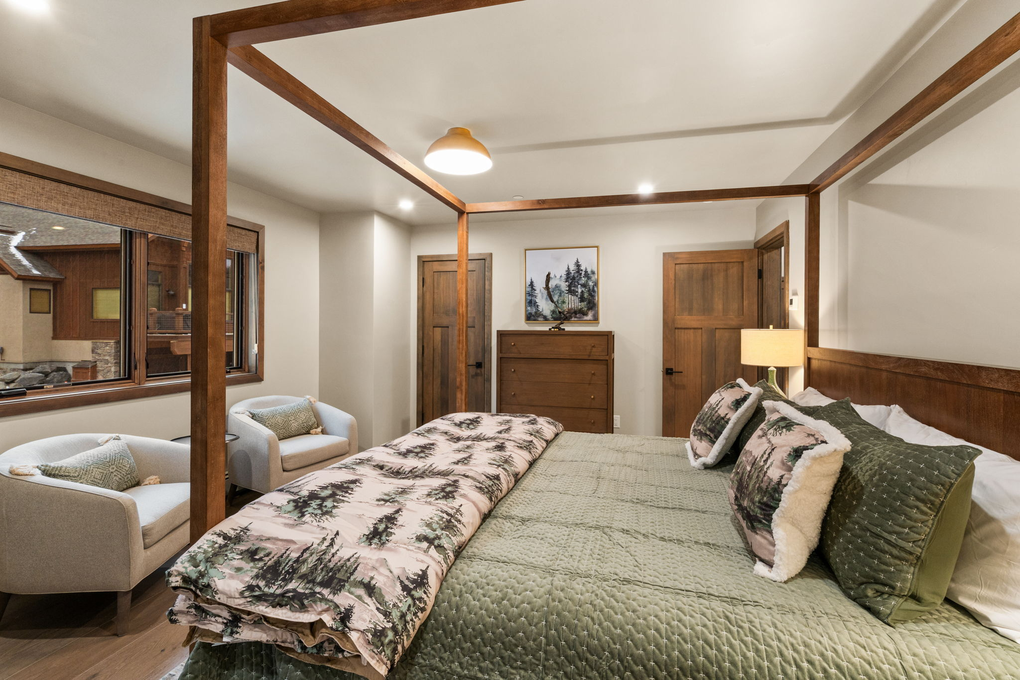 Primary Bedroom on Main Floor w. En-Suite Full Bath