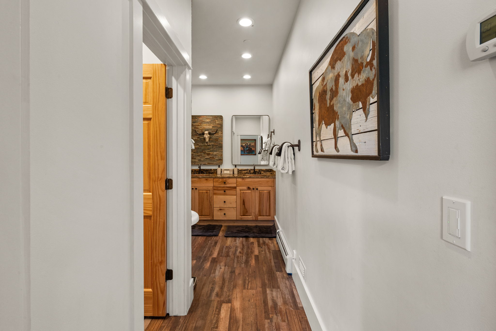 Primary Bedrooms En-Suite Full Bath w. Walk-in Shower and Tub